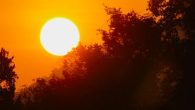 Ήλιος ανατολής στον πορτοκαλή ουρανό Ήλιος ανατολής στον πορτοκαλή ουρανό