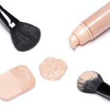 Ίδρυμα με τις βούρτσες makeup και το καλλυντικό σφουγγάρι στοκ εικόνες Ίδρυμα με τις βούρτσες makeup και το καλλυντικό σφουγγάρι στοκ εικόνες