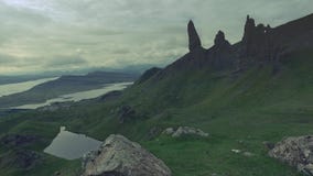 Ίχνος βουνών στον ηληκιωμένο βουνών Storr, Σκωτία απόθεμα βίντεο Ίχνος βουνών στον ηληκιωμένο βουνών Storr, Σκωτία απόθεμα βίντεο