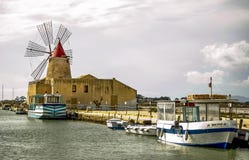 Αλατισμένα επίπεδα Mozia στοκ εικόνα με δικαίωμα ελεύθερης χρήσης Αλατισμένα επίπεδα Mozia στοκ εικόνα με δικαίωμα ελεύθερης χρήσης