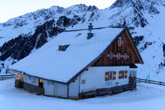 Αλπική καλύβα Potsdamer Hutte και πανόραμα βουνών με το χιόνι το χειμώνα στις Άλπεις Stubai Στοκ Εικόνες Αλπική καλύβα Potsdamer Hutte και πανόραμα βουνών με το χιόνι το χειμώνα στις Άλπεις Stubai Στοκ Εικόνες
