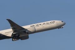 Αέρας Νέα Ζηλανδία Boeing 777 επιβατηγό αεροσκάφος αεροπλάνων αεριωθούμενων αεροπλάνων στοκ φωτογραφίες με δικαίωμα ελεύθερης χρήσης Αέρας Νέα Ζηλανδία Boeing 777 επιβατηγό αεροσκάφος αεροπλάνων αεριωθούμενων αεροπλάνων στοκ φωτογραφίες με δικαίωμα ελεύθερης χρήσης