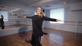 Αίθουσα για το χορό Μια γυναίκα σε μια καλή διάθεση Προετοιμάζει το χορό Ο χορός είναι ένα χόμπι για την Προσπαθεί να κάνει το στ απόθεμα βίντεο Αίθουσα για το χορό Μια γυναίκα σε μια καλή διάθεση Προετοιμάζει το χορό Ο χορός είναι ένα χόμπι για την Προσπαθεί να κάνει το στ απόθεμα βίντεο