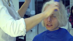 Αίθουσα ομορφιάς barbra Ο στιλίστας ξεραίνει την τρίχα στον πελάτη του Ο κομμωτής κάνει την τρίχα προσδιορισμού Κινηματογράφηση σ απόθεμα βίντεο Αίθουσα ομορφιάς barbra Ο στιλίστας ξεραίνει την τρίχα στον πελάτη του Ο κομμωτής κάνει την τρίχα προσδιορισμού Κινηματογράφηση σ απόθεμα βίντεο