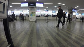 Αίθουσα σιδηροδρομικών σταθμών ή αερολιμένων, άνθρωποι που αγοράζει τα εισιτήρια στα παράθυρα γραφείων κράτησης απόθεμα βίντεο Αίθουσα σιδηροδρομικών σταθμών ή αερολιμένων, άνθρωποι που αγοράζει τα εισιτήρια στα παράθυρα γραφείων κράτησης απόθεμα βίντεο
