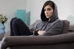 Αίσθημα γυναικών μόνο και καρδιά που σπάζουν στο σπίτι να καθίσει στον καναπέ στοκ εικόνες Αίσθημα γυναικών μόνο και καρδιά που σπάζουν στο σπίτι να καθίσει στον καναπέ στοκ εικόνες