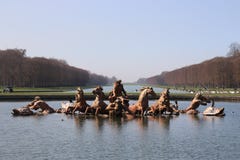 Αγάλματα στη λίμνη στον κήπο Versailles’ στοκ εικόνες με δικαίωμα ελεύθερης χρήσης Αγάλματα στη λίμνη στον κήπο Versailles’ στοκ εικόνες με δικαίωμα ελεύθερης χρήσης