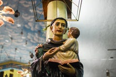 Αγάλματα στη νύχτα κινηματογραφήσεων σε πρώτο πλάνο εκκλησιών στοκ εικόνες με δικαίωμα ελεύθερης χρήσης Αγάλματα στη νύχτα κινηματογραφήσεων σε πρώτο πλάνο εκκλησιών στοκ εικόνες με δικαίωμα ελεύθερης χρήσης