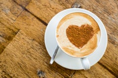 αγάπη καφέ Φλυτζάνι του φρέσκου cappuccino με το σημάδι καρδιών Στοκ φωτογραφία με δικαίωμα ελεύθερης χρήσης αγάπη καφέ Φλυτζάνι του φρέσκου cappuccino με το σημάδι καρδιών Στοκ φωτογραφία με δικαίωμα ελεύθερης χρήσης