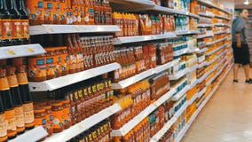 Αγαθά και προϊόντα στην επίδειξη στα ράφια μαγαζιό υπεραγορών απόθεμα βίντεο Αγαθά και προϊόντα στην επίδειξη στα ράφια μαγαζιό υπεραγορών απόθεμα βίντεο