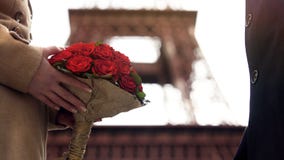 Αγαπώντας άτομο που δίνει την όμορφη ανθοδέσμη των ερυθρών τριαντάφυλλων στον αγαπημένο του, αγάπη Στοκ φωτογραφίες με δικαίωμα ελεύθερης χρήσης Αγαπώντας άτομο που δίνει την όμορφη ανθοδέσμη των ερυθρών τριαντάφυλλων στον αγαπημένο του, αγάπη Στοκ φωτογραφίες με δικαίωμα ελεύθερης χρήσης