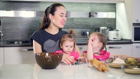 Αγαπώντας μητέρα που χαμογελά στις κόρες της Πορτρέτο Κινηματογράφηση σε πρώτο πλάνο HD απόθεμα βίντεο Αγαπώντας μητέρα που χαμογελά στις κόρες της Πορτρέτο Κινηματογράφηση σε πρώτο πλάνο HD απόθεμα βίντεο