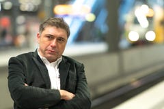 Αγγιγμένο άτομο με τα διασχισμένα όπλα που κοιτάζει μακριά στοκ εικόνες Αγγιγμένο άτομο με τα διασχισμένα όπλα που κοιτάζει μακριά στοκ εικόνες