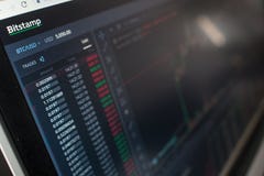 ΑΓΙΟΣ ΠΕΤΡΟΥΠΟΛΗ, ΡΩΣΙΑ - 11 ΑΠΡΙΛΊΟΥ 2019: Bitstamp - ανταλλαγή για τις εμπορικές συναλλαγές cryptocurrency στοκ εικόνες ΑΓΙΟΣ ΠΕΤΡΟΥΠΟΛΗ, ΡΩΣΙΑ - 11 ΑΠΡΙΛΊΟΥ 2019: Bitstamp - ανταλλαγή για τις εμπορικές συναλλαγές cryptocurrency στοκ εικόνες