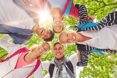 Αγκάλιασμα ομάδας Teambuilding στοκ φωτογραφία Αγκάλιασμα ομάδας Teambuilding στοκ φωτογραφία