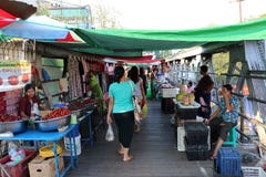 Αγορά στη γέφυρα για να διασχίσει το σιδηρόδρομο Υπάρχουν πολλά προϊόντα που πωλούνται και στις δύο πλευρές στην αγορά Bogyoke Au στοκ φωτογραφίες Αγορά στη γέφυρα για να διασχίσει το σιδηρόδρομο Υπάρχουν πολλά προϊόντα που πωλούνται και στις δύο πλευρές στην αγορά Bogyoke Au στοκ φωτογραφίες