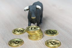 Αγορά του Bull crypto στο νόμισμα Bull δίπλα στο σωρό των νομισμάτων bitcoin στοκ φωτογραφίες Αγορά του Bull crypto στο νόμισμα Bull δίπλα στο σωρό των νομισμάτων bitcoin στοκ φωτογραφίες