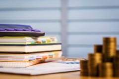 Αγοράζοντας ένα νέο σπίτι ή μια ακίνητη περιουσία με τα χρήματα που κερδίζονται από τους μισθούς ή τις συντάξεις μετά από την απο Στοκ Εικόνα Αγοράζοντας ένα νέο σπίτι ή μια ακίνητη περιουσία με τα χρήματα που κερδίζονται από τους μισθούς ή τις συντάξεις μετά από την απο Στοκ Εικόνα