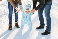 Αγοράκι στο θερμό snowsuit που περπατά στο χειμερινό πάρκο με τους γονείς Πρώτος χειμώνας και πρώτα βήματα μικρών παιδιών στο χιό Στοκ εικόνες με δικαίωμα ελεύθερης χρήσης Αγοράκι στο θερμό snowsuit που περπατά στο χειμερινό πάρκο με τους γονείς Πρώτος χειμώνας και πρώτα βήματα μικρών παιδιών στο χιό Στοκ εικόνες με δικαίωμα ελεύθερης χρήσης