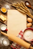 Αγροτικά συστατικά κέικ ψησίματος κουζινών και κενό έγγραφο - υπόβαθρο Στοκ Φωτογραφίες Αγροτικά συστατικά κέικ ψησίματος κουζινών και κενό έγγραφο - υπόβαθρο Στοκ Φωτογραφίες