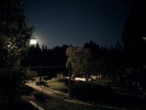 Αγροτική θερινή νύχτα και το φεγγάρι στοκ φωτογραφία Αγροτική θερινή νύχτα και το φεγγάρι στοκ φωτογραφία