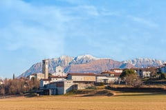 Αγροτικό τοπίο με τα βουνά και το μπλε ουρανό Στοκ Φωτογραφία Αγροτικό τοπίο με τα βουνά και το μπλε ουρανό Στοκ Φωτογραφία