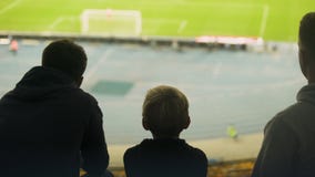 Αγόρι με τον αγώνα ποδοσφαίρου οικογενειακής προσοχής, που συζητά το διαιτητή ή το λειμμένο στόχο απόθεμα βίντεο Αγόρι με τον αγώνα ποδοσφαίρου οικογενειακής προσοχής, που συζητά το διαιτητή ή το λειμμένο στόχο απόθεμα βίντεο