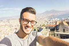 Αγόρι μόδας που παίρνει selfie διακινούμενο στη Νάπολη, Ιταλία στοκ εικόνες Αγόρι μόδας που παίρνει selfie διακινούμενο στη Νάπολη, Ιταλία στοκ εικόνες