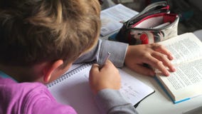 Αγόρι που αγωνίζεται με τη γραπτή εργασία στην κρεβατοκάμαρα απόθεμα βίντεο Αγόρι που αγωνίζεται με τη γραπτή εργασία στην κρεβατοκάμαρα απόθεμα βίντεο