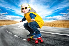 Αγόρι που κάνει τα τεχνάσματα skateboard, σαλάχι στο δρόμο Το μικρό παιδί στο ύφος του χιπ-χοπ Στοκ Φωτογραφία Αγόρι που κάνει τα τεχνάσματα skateboard, σαλάχι στο δρόμο Το μικρό παιδί στο ύφος του χιπ-χοπ Στοκ Φωτογραφία