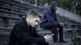 Αγόρι που παίζει το τηλεοπτικό παιχνίδι στο smartphone, που εθίζεται στο κοινωνικό δίκτυο, το ψηφιακό έθνος στοκ εικόνες Αγόρι που παίζει το τηλεοπτικό παιχνίδι στο smartphone, που εθίζεται στο κοινωνικό δίκτυο, το ψηφιακό έθνος στοκ εικόνες