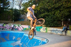 Αγόρι που πηδά με το ποδήλατο BMX σε μια σύνοδο BMX στην πόλη στοκ εικόνες Αγόρι που πηδά με το ποδήλατο BMX σε μια σύνοδο BMX στην πόλη στοκ εικόνες