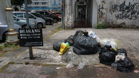 Αδιαφορία της προειδοποίησης πινακίδων Το πλαστικό ικετεύει και απορ στοκ εικόνες Αδιαφορία της προειδοποίησης πινακίδων Το πλαστικό ικετεύει και απορ στοκ εικόνες