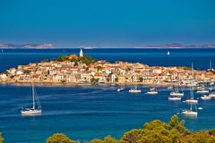 Αδριατικός τόπος προορισμού τουριστών του εναέριου πανοραμικού archi Primosten στοκ φωτογραφίες Αδριατικός τόπος προορισμού τουριστών του εναέριου πανοραμικού archi Primosten στοκ φωτογραφίες