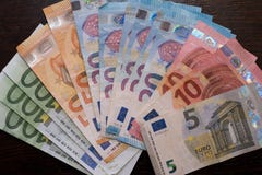 Αερισμένοι ευρο- Bill των διαφορετικών μετονομασιών στοκ εικόνες Αερισμένοι ευρο- Bill των διαφορετικών μετονομασιών στοκ εικόνες