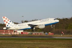 Αερολιμένας της Φρανκφούρτης - το airbus A319 των αερογραμμών της Κροατίας απογειώνεται στοκ εικόνες με δικαίωμα ελεύθερης χρήσης Αερολιμένας της Φρανκφούρτης - το airbus A319 των αερογραμμών της Κροατίας απογειώνεται στοκ εικόνες με δικαίωμα ελεύθερης χρήσης