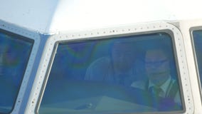 Αερολιμένας JFK, ΝΈΑ ΥΌΡΚΗ, ΗΠΑ - το Δεκέμβριο του 2017 - capitan των αεροσκαφών και του πληρώματος του αεροσκάφους στην καμπίνα απόθεμα βίντεο Αερολιμένας JFK, ΝΈΑ ΥΌΡΚΗ, ΗΠΑ - το Δεκέμβριο του 2017 - capitan των αεροσκαφών και του πληρώματος του αεροσκάφους στην καμπίνα απόθεμα βίντεο