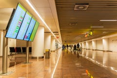 Αερολιμένας των Βρυξελλών, Βέλγιο, το Μάρτιο του 2019 Βρυξέλλες, άνθρωποι στο μακρύ διάδρομο στην περιοχή άφιξης στοκ εικόνες Αερολιμένας των Βρυξελλών, Βέλγιο, το Μάρτιο του 2019 Βρυξέλλες, άνθρωποι στο μακρύ διάδρομο στην περιοχή άφιξης στοκ εικόνες