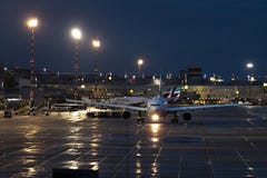 Αεροπλάνα στον αερολιμένα Γερμανία του Ντίσελντορφ στη βροχή το πρωί στοκ εικόνες Αεροπλάνα στον αερολιμένα Γερμανία του Ντίσελντορφ στη βροχή το πρωί στοκ εικόνες