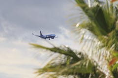 Αεροπλάνο Boeing 737-8AS Ryanair που προσγειώνεται Tenerife aiport στοκ φωτογραφία Αεροπλάνο Boeing 737-8AS Ryanair που προσγειώνεται Tenerife aiport στοκ φωτογραφία