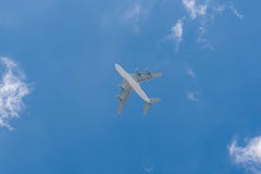 Αεροπλάνο επιβατών ενάντια στο μπλε ουρανό στοκ εικόνες Αεροπλάνο επιβατών ενάντια στο μπλε ουρανό στοκ εικόνες
