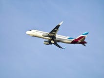 Αεροπλάνο που αναχωρεί από έναν αερολιμένα στοκ φωτογραφία με δικαίωμα ελεύθερης χρήσης Αεροπλάνο που αναχωρεί από έναν αερολιμένα στοκ φωτογραφία με δικαίωμα ελεύθερης χρήσης