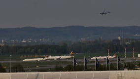 Αεροπλάνο που προσγειώνεται στον αερολιμένα του Μόναχου, άνοιξη Αεροπλάνο που προσγειώνεται στον αερολιμένα του Μόναχου, άνοιξη