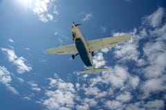 αεροπλάνο στον ουρανό που μπαίνει για μια προσγείωση στοκ εικόνα με δικαίωμα ελεύθερης χρήσης αεροπλάνο στον ουρανό που μπαίνει για μια προσγείωση στοκ εικόνα με δικαίωμα ελεύθερης χρήσης