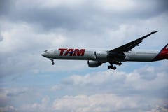 Αεροπλάνο του AIR TAM στοκ φωτογραφία με δικαίωμα ελεύθερης χρήσης Αεροπλάνο του AIR TAM στοκ φωτογραφία με δικαίωμα ελεύθερης χρήσης