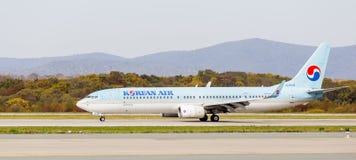 Αεροσκάφη Boeing 737-900ER επιβατικών αεροπλάνων του κορεατικού αέρα Νότια Κορέα στο διάδρομο Αεροπορία και μεταφορά στοκ εικόνα Αεροσκάφη Boeing 737-900ER επιβατικών αεροπλάνων του κορεατικού αέρα Νότια Κορέα στο διάδρομο Αεροπορία και μεταφορά στοκ εικόνα