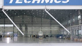 Αεροσκάφη στο τεχνικό υπόστεγο Χώρος στάθμευσης αεροπλάνων στο υπόστεγο Το αεροπλάνο φθάνει στο υπόστεγο του αερολιμένα σωματοφυλ φιλμ μικρού μήκους Αεροσκάφη στο τεχνικό υπόστεγο Χώρος στάθμευσης αεροπλάνων στο υπόστεγο Το αεροπλάνο φθάνει στο υπόστεγο του αερολιμένα σωματοφυλ φιλμ μικρού μήκους