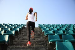 Αθλητής δρομέων που τρέχει στα σκαλοπάτια στοκ φωτογραφία με δικαίωμα ελεύθερης χρήσης Αθλητής δρομέων που τρέχει στα σκαλοπάτια στοκ φωτογραφία με δικαίωμα ελεύθερης χρήσης