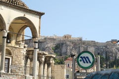 Αθήνα, Ελλάδα - 6 Αυγούστου 2016: Σημάδι μετρό της Αθήνας στο σταθμό μετρό Monastiraki στοκ φωτογραφία με δικαίωμα ελεύθερης χρήσης Αθήνα, Ελλάδα - 6 Αυγούστου 2016: Σημάδι μετρό της Αθήνας στο σταθμό μετρό Monastiraki στοκ φωτογραφία με δικαίωμα ελεύθερης χρήσης