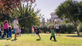 Αθήνα, Ελλάδα στις 4 Οκτωβρίου 2015 Παιδιά που παίζουν στα παλαιά παραδοσιακά παιχνίδια πάρκων στοκ εικόνα Αθήνα, Ελλάδα στις 4 Οκτωβρίου 2015 Παιδιά που παίζουν στα παλαιά παραδοσιακά παιχνίδια πάρκων στοκ εικόνα